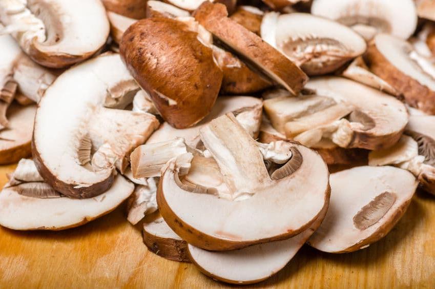 24Bite: mushrooms sliced on a cutting board © zigzagmtart via 123rf.com