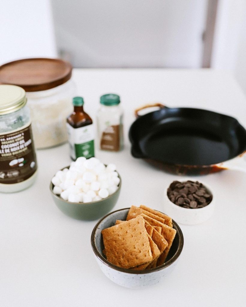Döküm Tavada S’mores Kurabiye: Evde Kamp Ateşi Lezzeti!